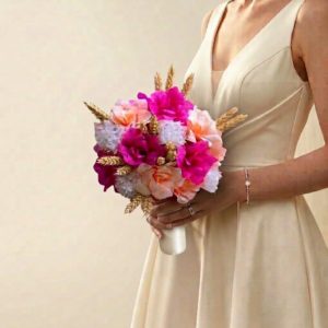 Bouquet de mariée champêtre en fleurs de papier crépon fuchsia et rose avec épis de blé séchés.