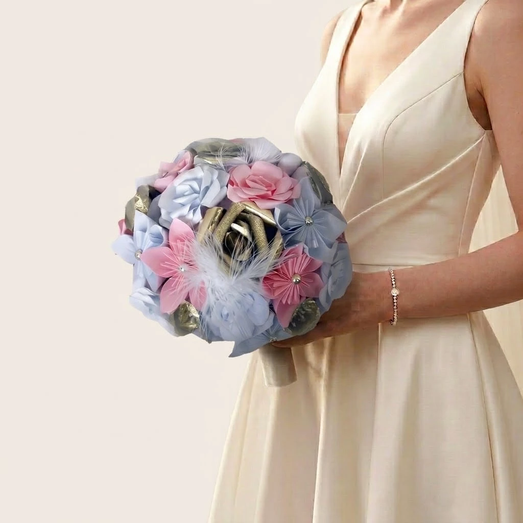 bouquet-de-mariee-fleurs-papier-rose-blanc-et-dore Bouquet de mariée sphérique en origami et fleurs de papier rose pastel, bleu ciel et doré orné de plumes blanches.