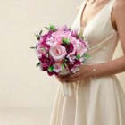 Bouquet de mariée rond et moderne réalisé en origami avec fleurs de papier rose tendre et fuchsia.