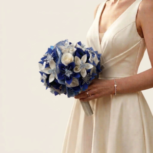 Bouquet de mariée thème hiver en origami bleu marine et ivoire décoré de motifs flocons de neige scintillants.