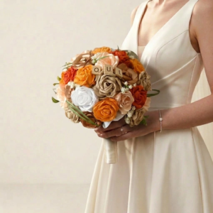 Bouquet de mariée rond aux tons orange terracotta, ocre et blanc personnalisé avec des lettres en bois formant le mot OUI.