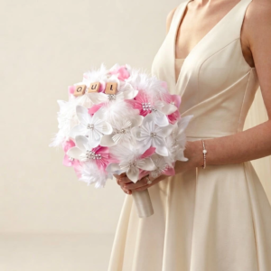 Bouquet de mariée féerique en origami blanc et rose poudré avec plumes légères, bijoux en strass et lettres OUI.