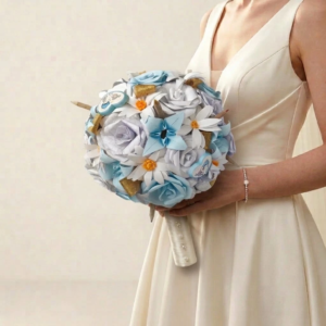 Bouquet de mariée rond en fleurs origami bleu ciel, blanc et touches dorées avec petits détails illustrés.