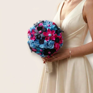 Bouquet de mariée origami vif et coloré combinant fleurs en papier bleu satin, fuchsia et touches noires avec boutons.