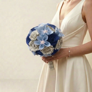 Bouquet de mariée en origami bleu roi et papier de partitions de musique anciennes orné de perles fines.