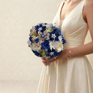 Bouquet de mariée élégant en fleurs origami bleu nuit et ivoire avec tiges métalliques à perles scintillantes.