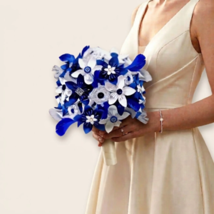 Bouquet de mariée en origami contrasté bleu roi et blanc avec détails de boutons et touches de dentelle.
