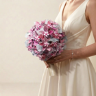 Bouquet de mariée sphérique en origami rose fuchsia à pois et papier argenté pailleté serti de perles roses.