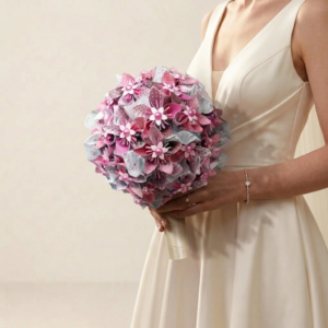 Bouquet de mariée sphérique en origami rose fuchsia à pois et papier argenté pailleté serti de perles roses.