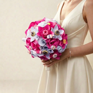 Bouquet de mariée original en origami fuchsia et blanc décoré de fausses gourmandises miniature comme des donuts et des glaces.