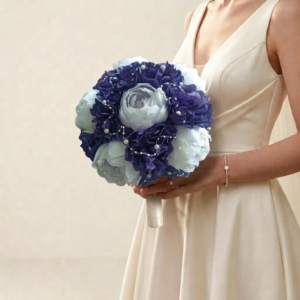 Bouquet de mariée rond composé de grosses pivoines en papier crépon bleu nuit et blanc avec guirlande de perles.