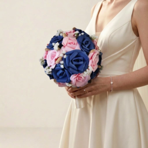 Bouquet de mariée rond en roses artificielles bleu marine et rose poudré parsemé de petites touches de gypsophile.