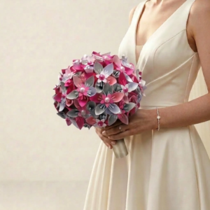 Bouquet de mariée sphérique en origami fleurs rose fuchsia, rose poudré et gris perle avec cœurs perlés.
