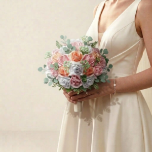 Bouquet de mariée champêtre rond en roses pastel rose, pêche et bleu doux entouré de petites tiges d'eucalyptus.