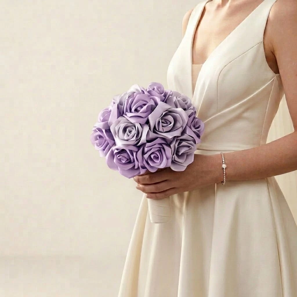 bouquet-de-mariee-roses-satin-violet-lilas Bouquet de mariée rond et moderne réalisé en roses de satin violet lilas aux reflets soyeux.