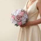 Bouquet de mariée rond en satin rose poudré et blanc orné de bijoux scintillants, strass et gypsophile.