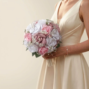 Bouquet de mariée rond en satin rose poudré et blanc orné de bijoux scintillants, strass et gypsophile.