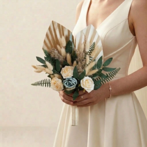 Bouquet de mariée champêtre et bohème avec feuilles de palme séchées, pampas, lagurus et roses pastel.