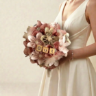 Bouquet de mariée origami vintage rose poudré et papier imprimé personnalisé avec les lettres en bois OUI.