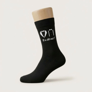 Chaussette noire personnalisée pour mariage avec illustration de costume smoking et texte humoristique "Il a dit oui !".