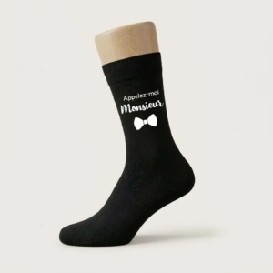 Chaussette noire personnalisée pour mariage avec inscription blanche Appelez-moi Monsieur et nœud papillon.