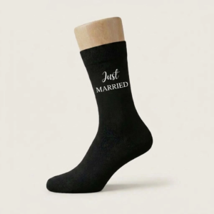 Chaussette noire pour marié avec inscription élégante Just Married en blanc.