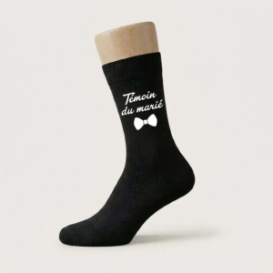 Chaussette noire personnalisée pour témoin de mariage homme avec inscription blanche Témoin du marié et nœud papillon.
