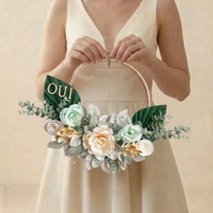 Cerceau floral de mariée personnalisé avec le mot OUI, composé de fleurs en papier vert d'eau, beige, blanc et feuillage d'eucalyptus.