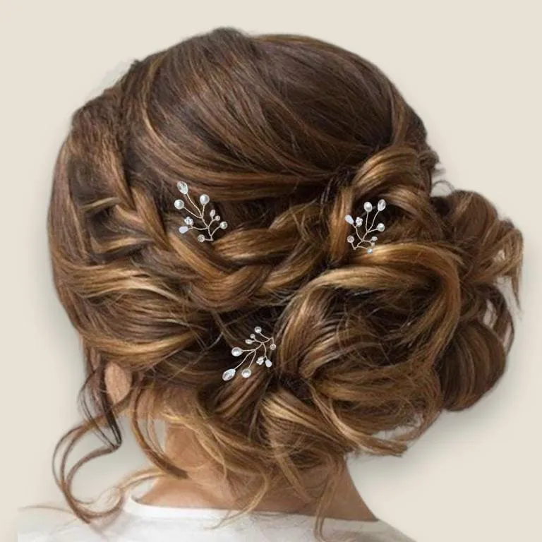 epingle-chignon-perle-strass-mariage-mariee epingles a chignon de mariage ornees de perles et de strass sur une coiffe tressee
